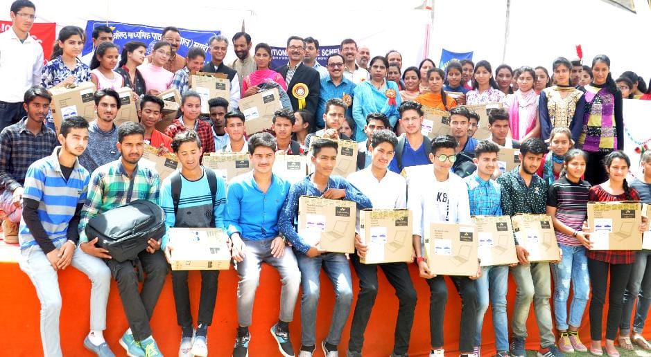 122 मेधावियों को मिले लैपटॉप