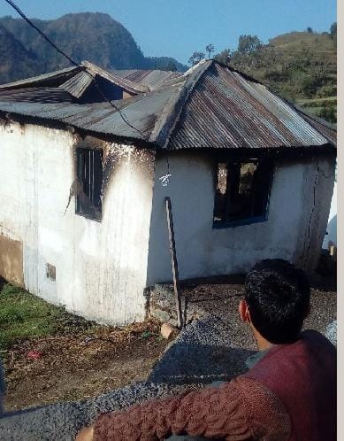 कंडा गांव में आग की भेंट चढ़ा मकान