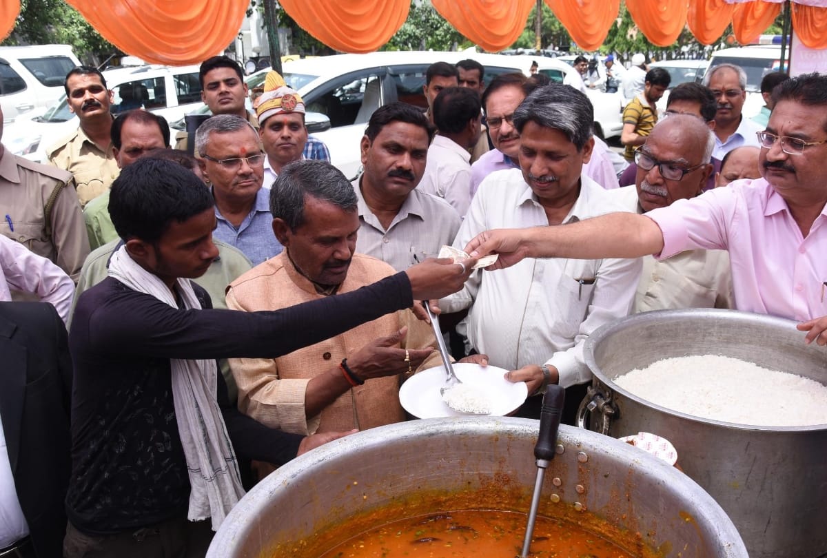 poor will get food in ten rupees in lucknow