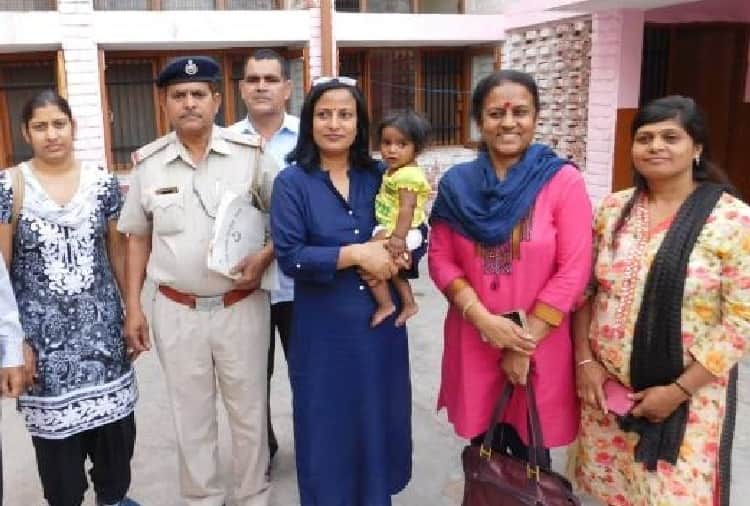 parents left girl child found on rohtak railway station, haryana