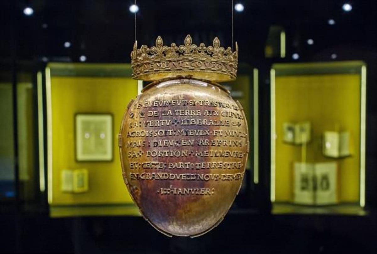 Thieves steal golden case of French queens heart 