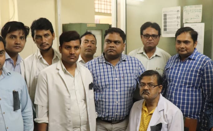 सिपाहियों ने जिला अस्पताल के डॉक्टर को पीटा, तोड़फोड़