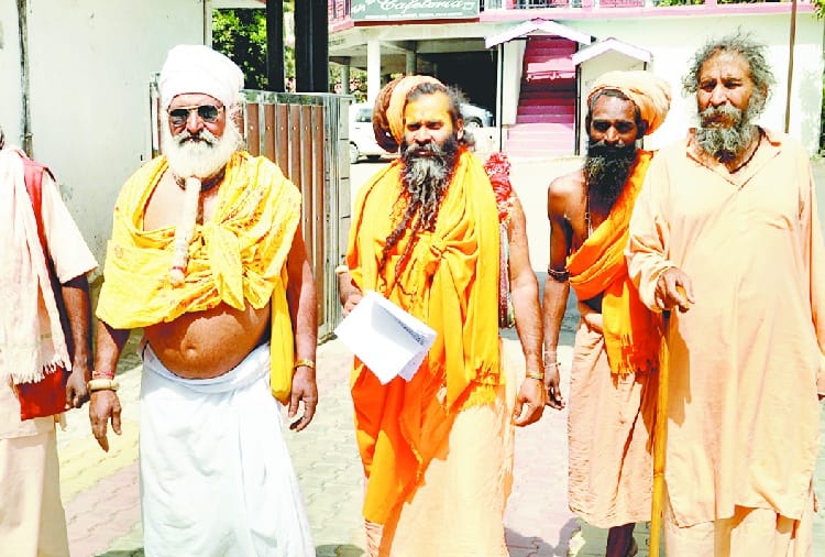मंदिर का डंगा गिराने के मामले की डीसी से शिकायत