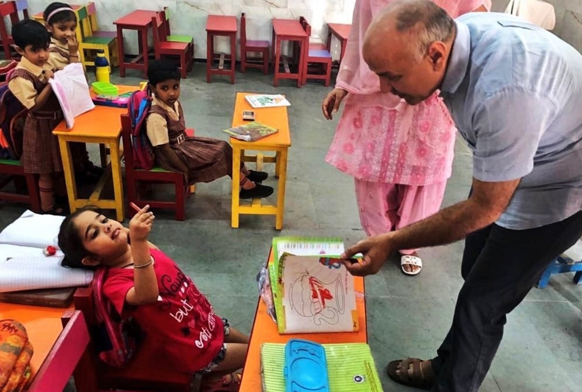 kejriwal tweets a photo of manish sisodia and gets funniest replies, read them