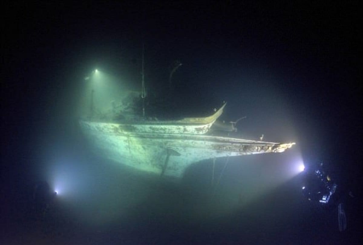 A British ship found in freezing lake at America 