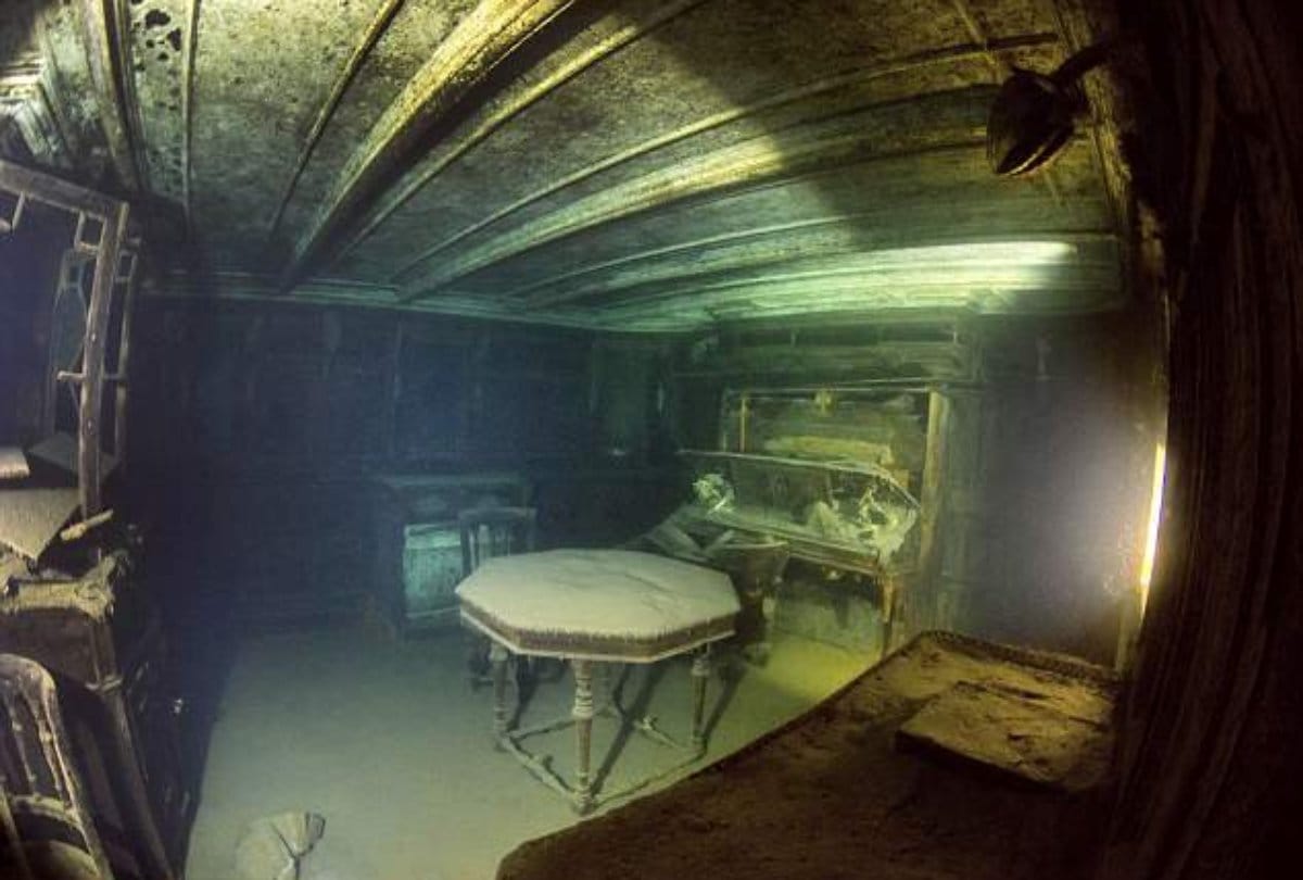 A British ship found in freezing lake at America 