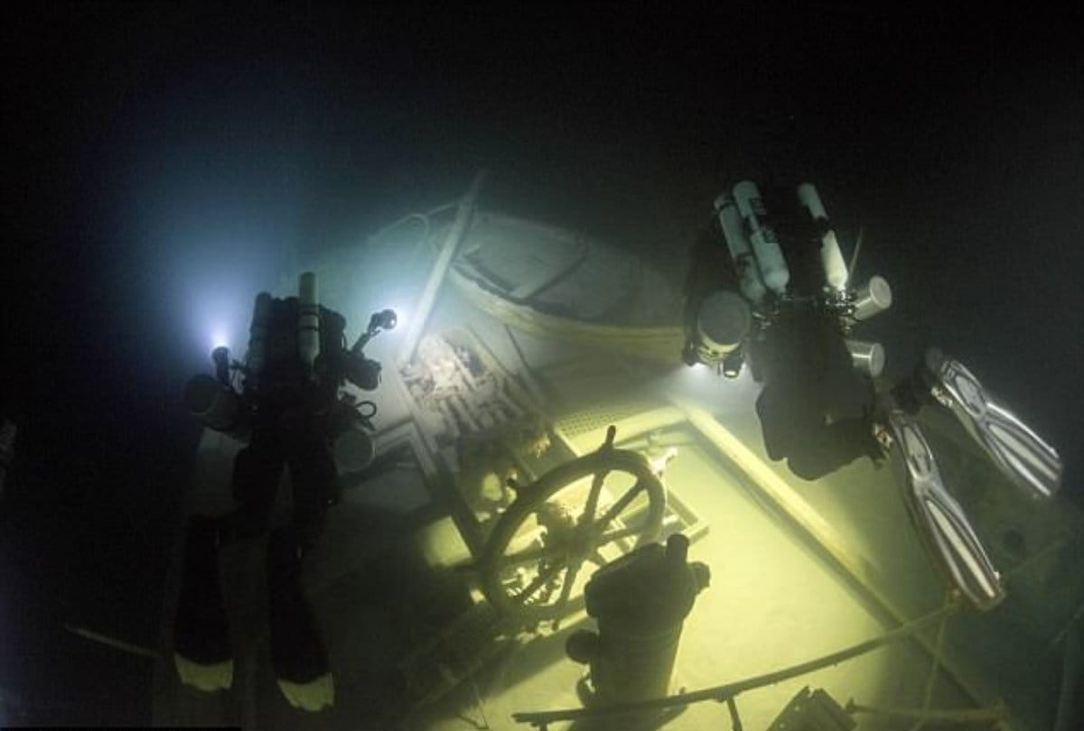 A British ship found in freezing lake at America 