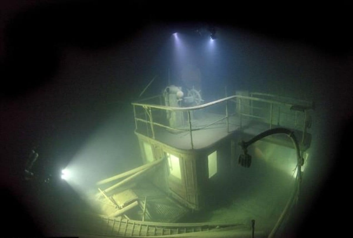 A British ship found in freezing lake at America 