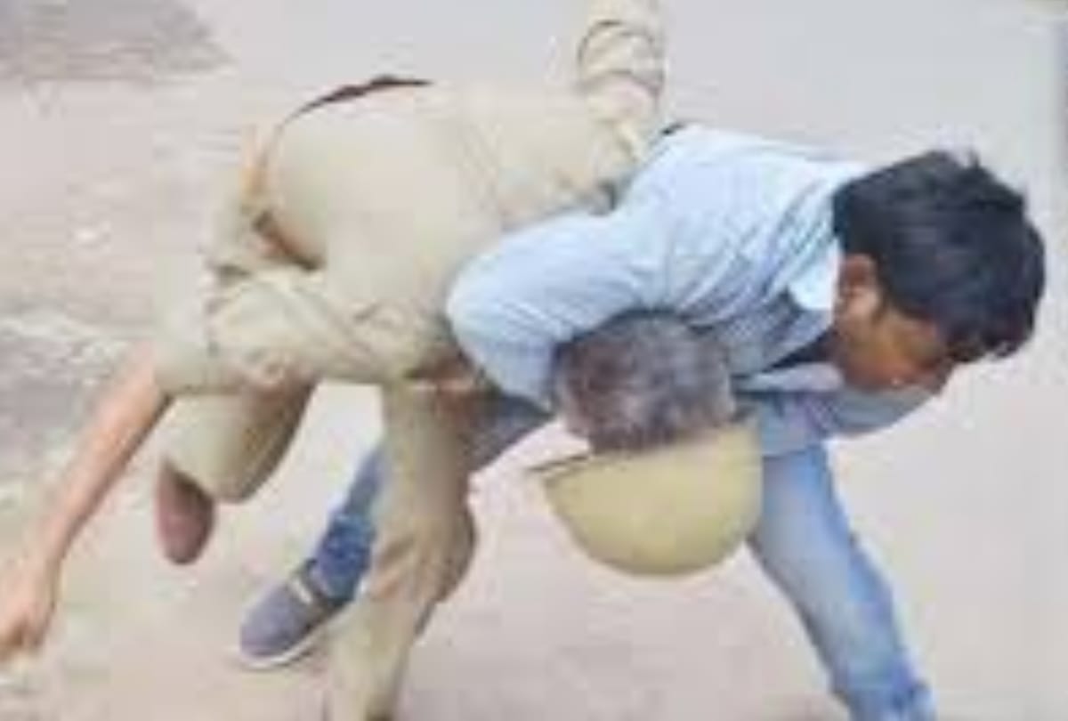 policeman beaten by husband for coming to sort out couple clash in delhi