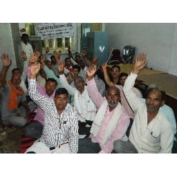 मांगों के समर्थन में जल निगम कर्मियों ने की नारेबाजीं