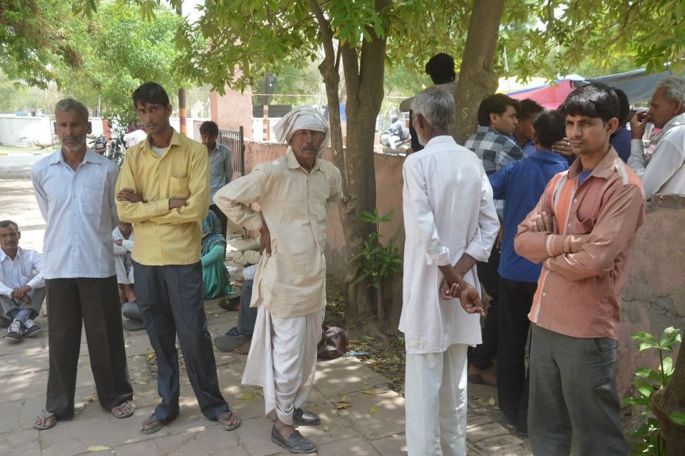 agra six died in road accident 