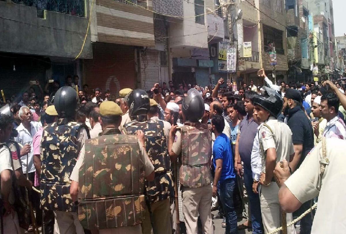 Protest against sealing action in Delhi, Shopkeepers desealed shops