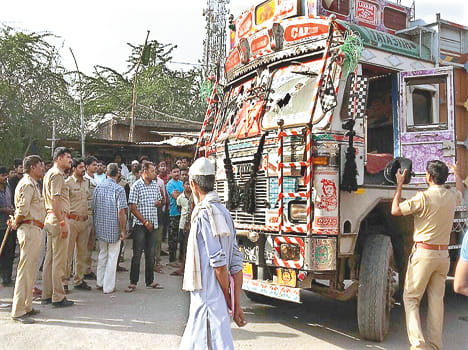 The truck beat the uncle-nephew in fatehpur