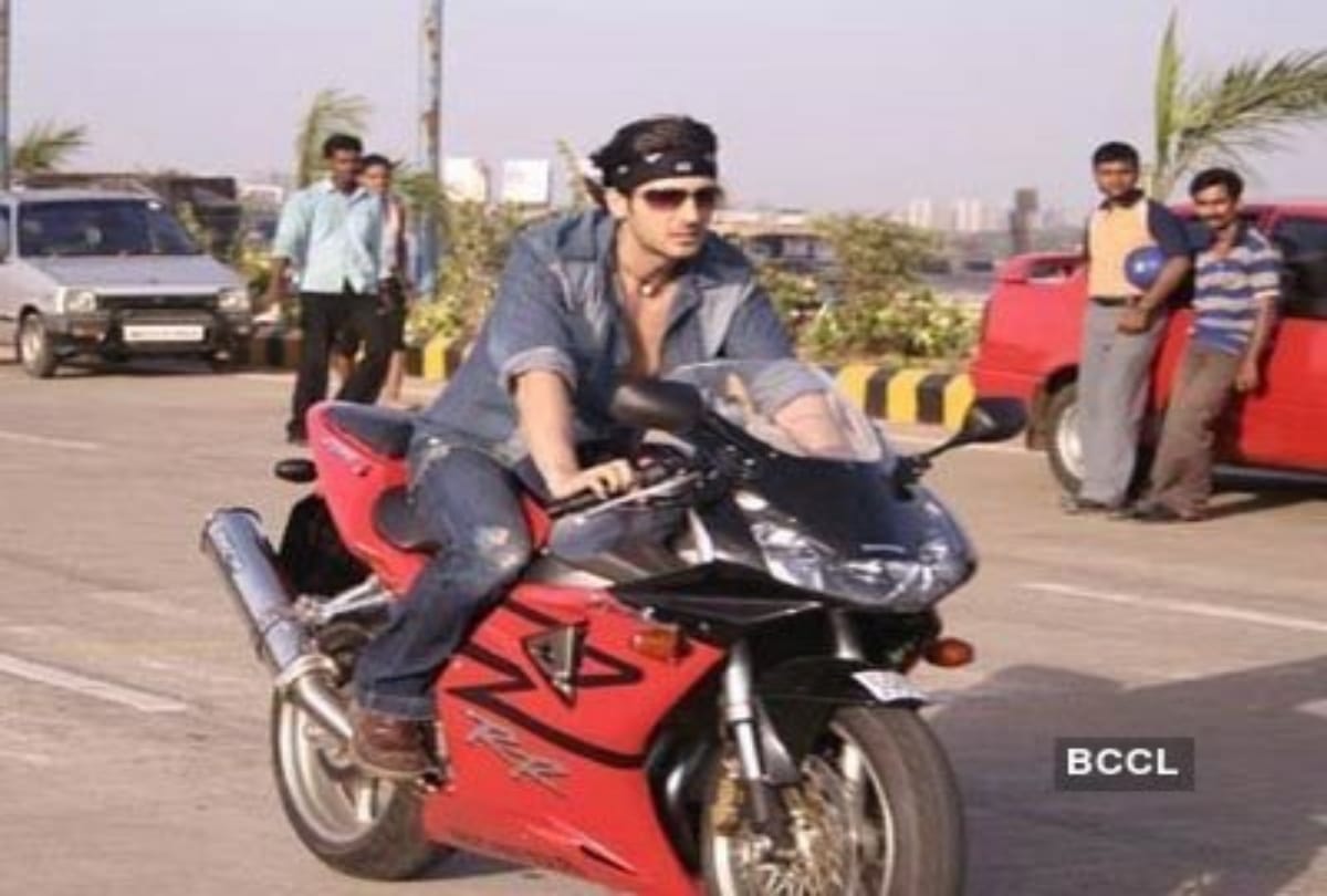 these actors was known for biking style in bollywood this one is still famous 
