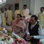 पूजा में भाग लेते धर्मेंद्र व हेमामालिनी 