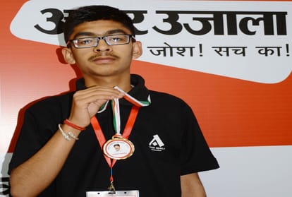 akshay kumar and muskan goara of himachal got atul maheshwari scholarship