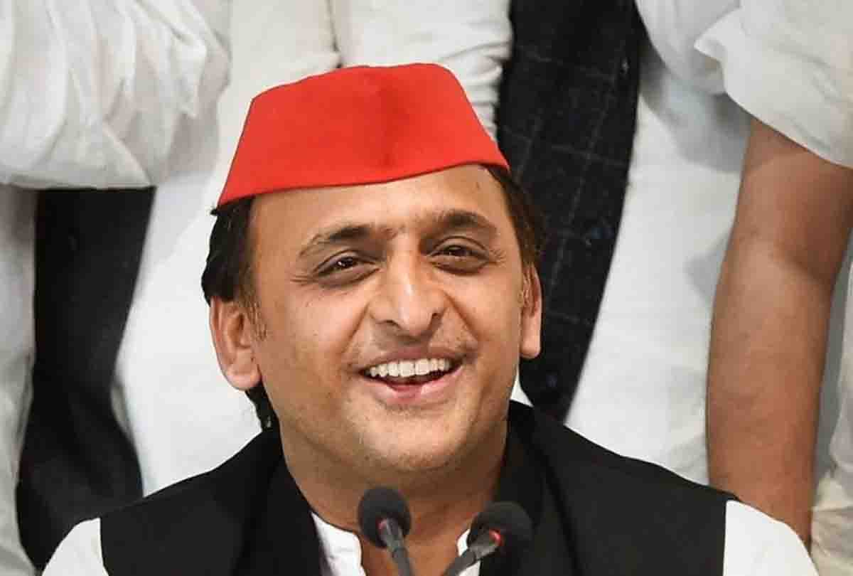  Akhilesh Yadav engaged in a Twitter war