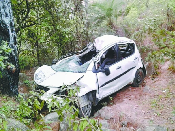 खाई में लुढ़की कार, महिला सैलानी की मौत, 6 घायल