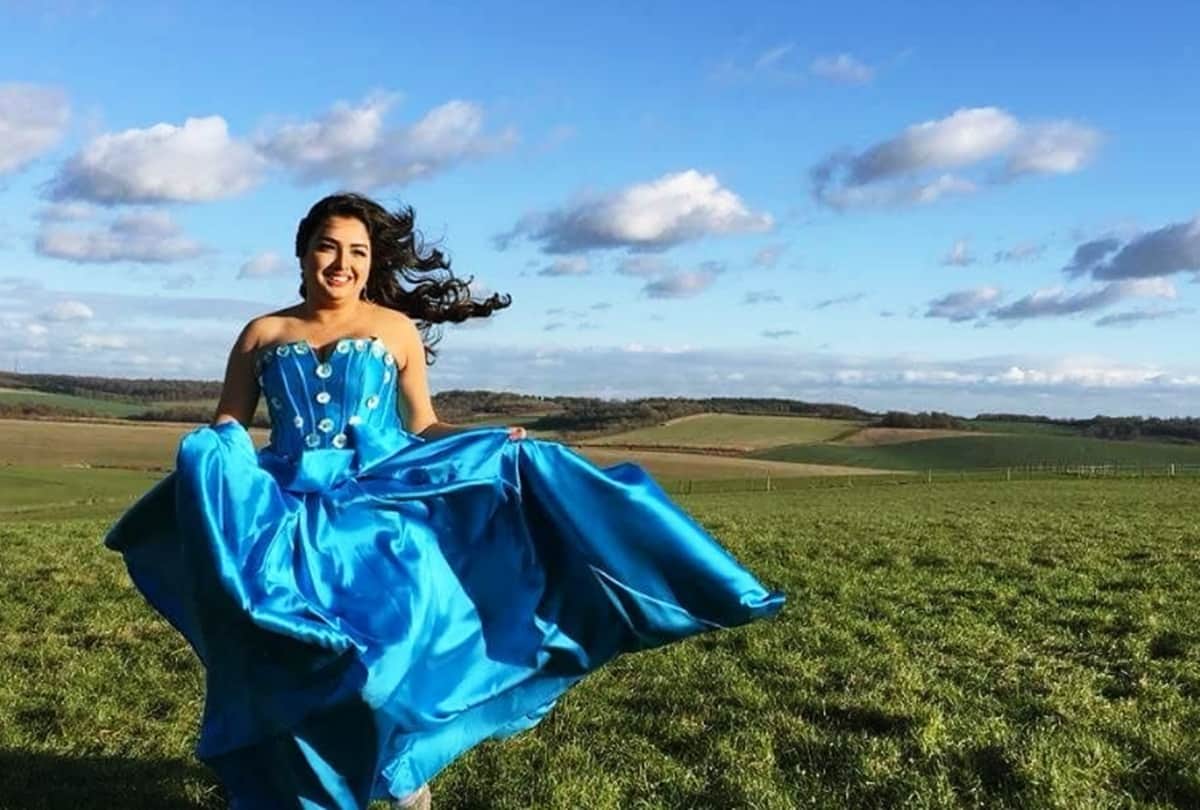 amrapali dubey is harassed by producer dilip jaiswal facebook reveals the truth