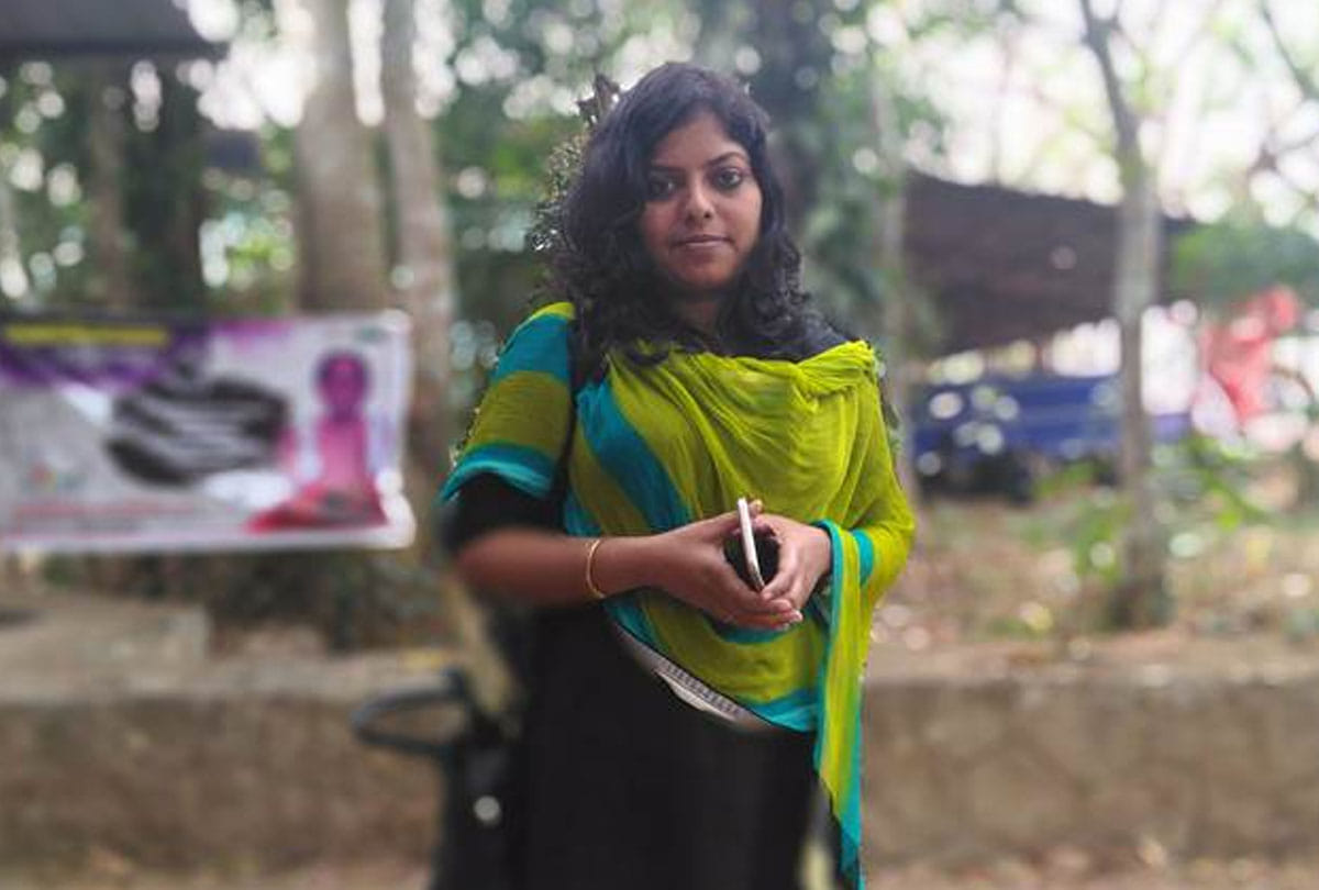 stones pelted at artist who protest against kathua rape case through her paintings