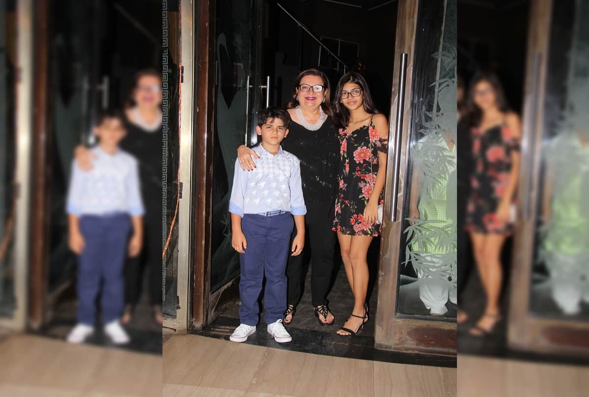 Photos Karisma Kareena Kapoor celebrate mom Babita birthday together