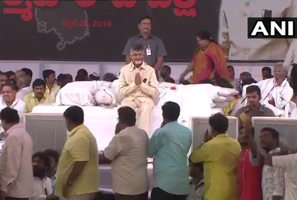 andhra pradesh CM chandrababu naidus on fast in amaravathi against center