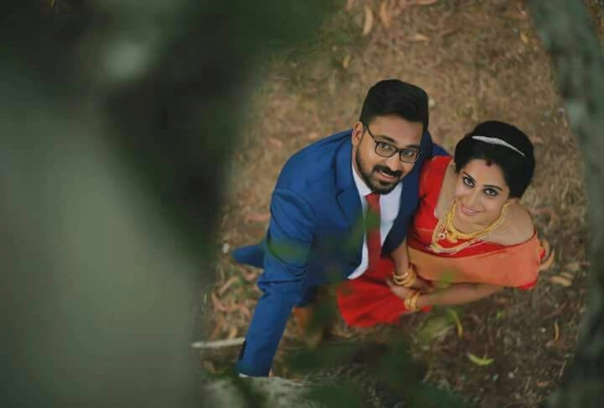 video being viral of this photographer hangs on a tree to get perfect click