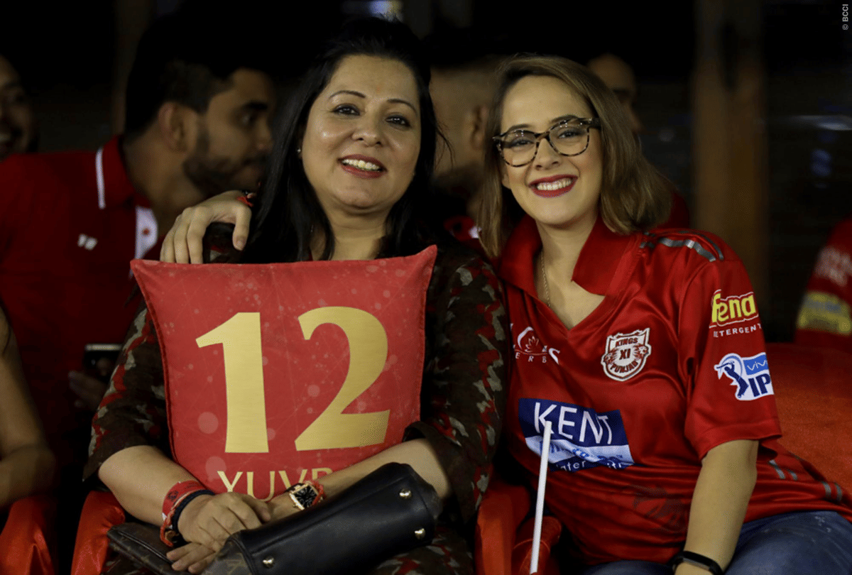 hazel keech reached stadium with shabnam singh to support yuvraj in ipl