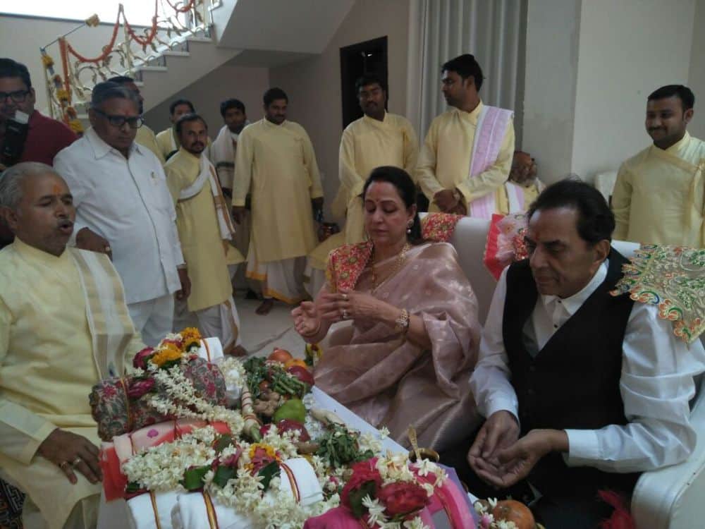 mathura bollywood star dharmendra visited to vrindavan