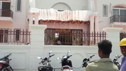 mathura bollywood star dharmendra visited to vrindavan