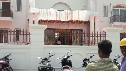 mathura bollywood star dharmendra visited to vrindavan