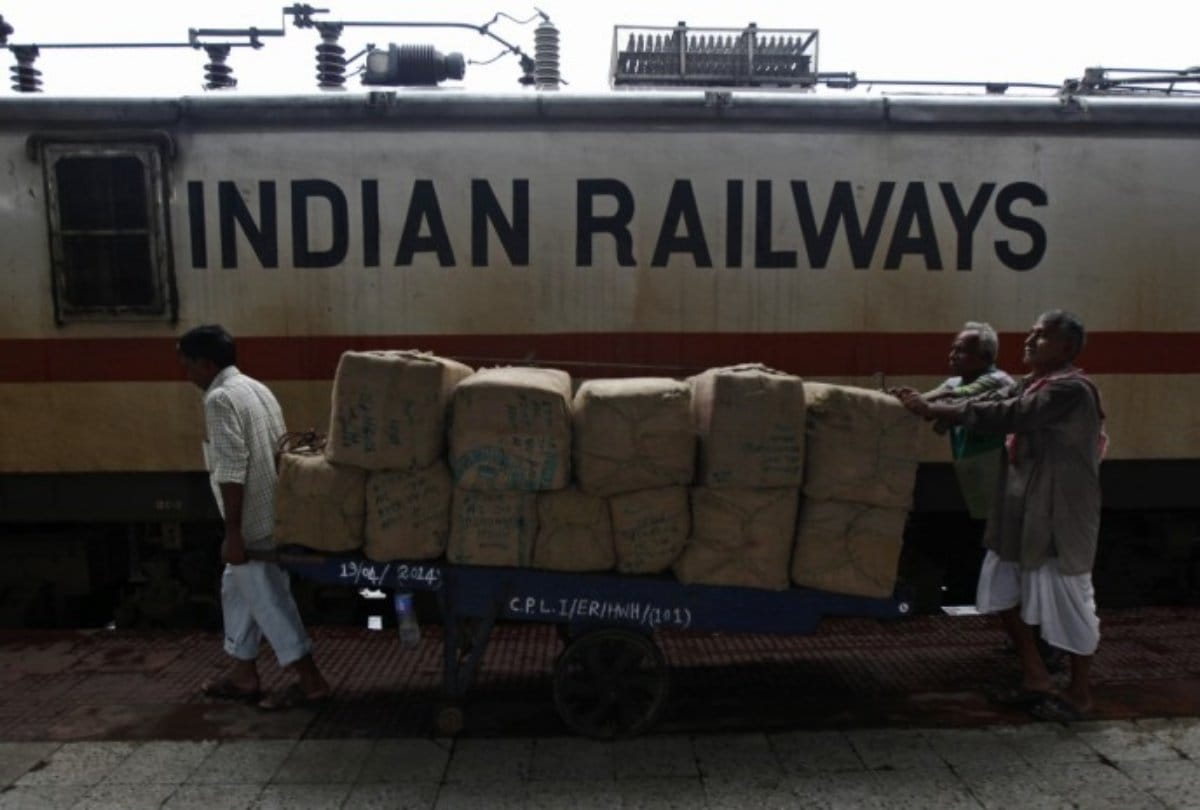Railways to issue medical cards to employees, retirees