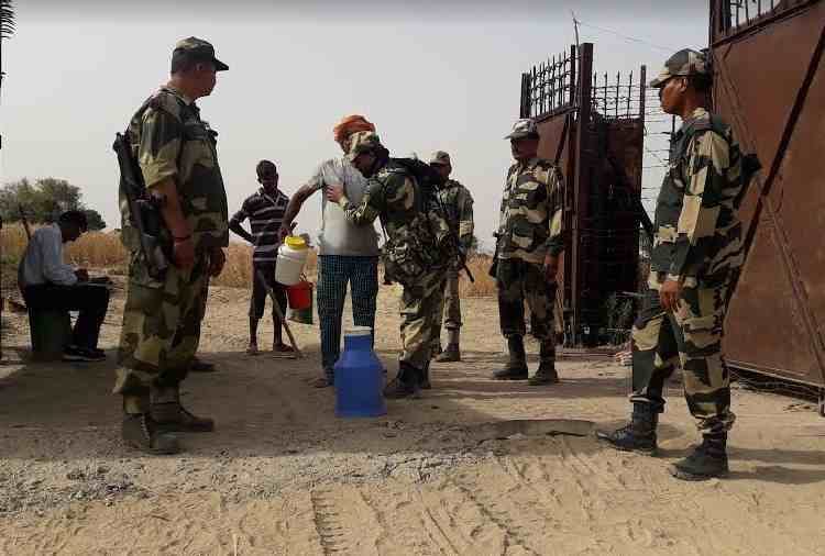 pakistan smuggling arms in india via border, bsf and indian army on alert