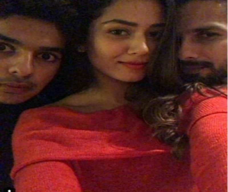 ishaan khattar have fun with shahid kapoor and meera rajput on the screening of beyond the clouds