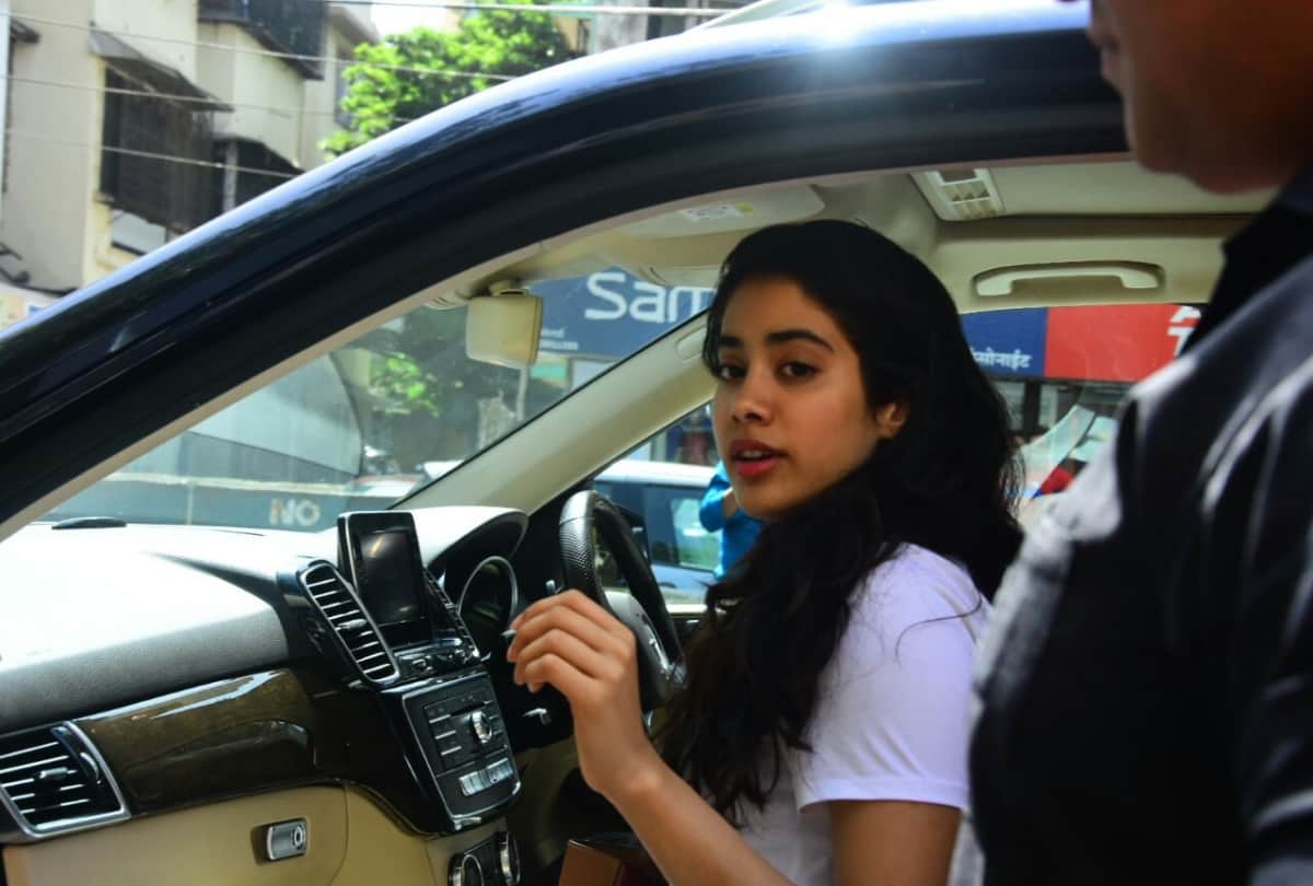 mira rajput ishan khattar jhanvi kapoor spotted Together At Mumbai Restaurant