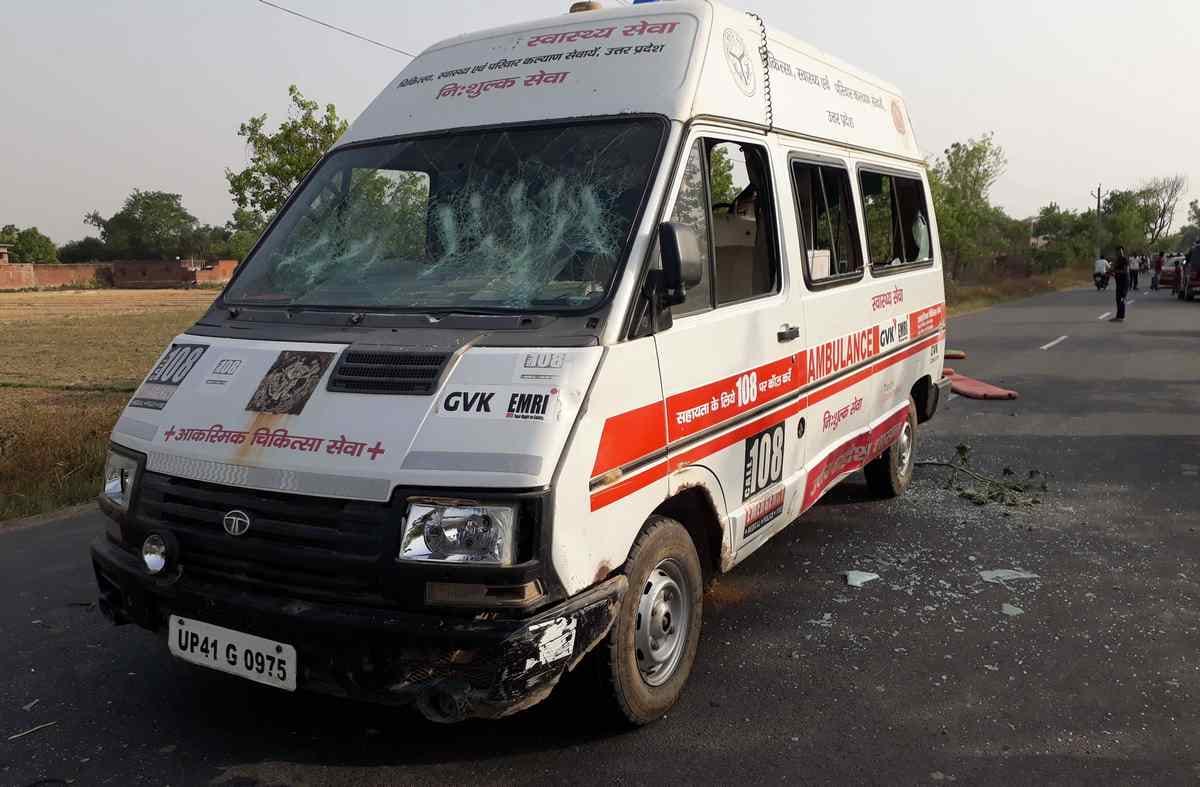 UP police and villagers clash at jaunpur after woman killed in road accident