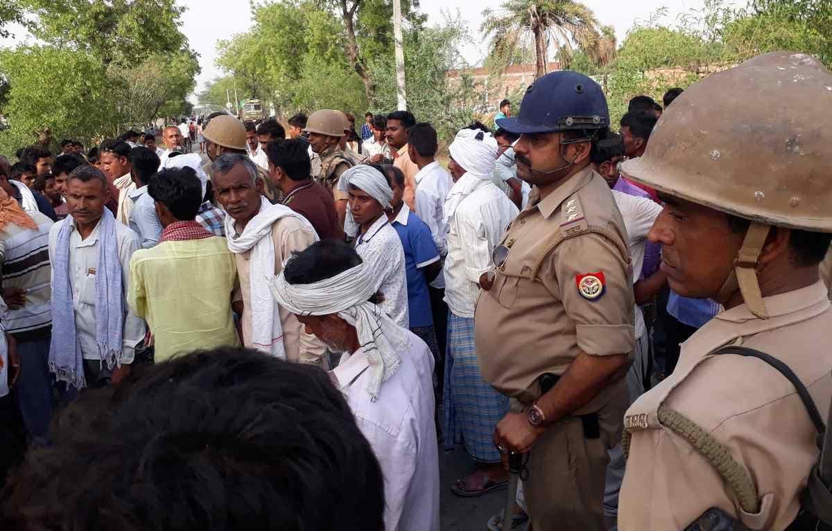 UP police and villagers clash at jaunpur after woman killed in road accident