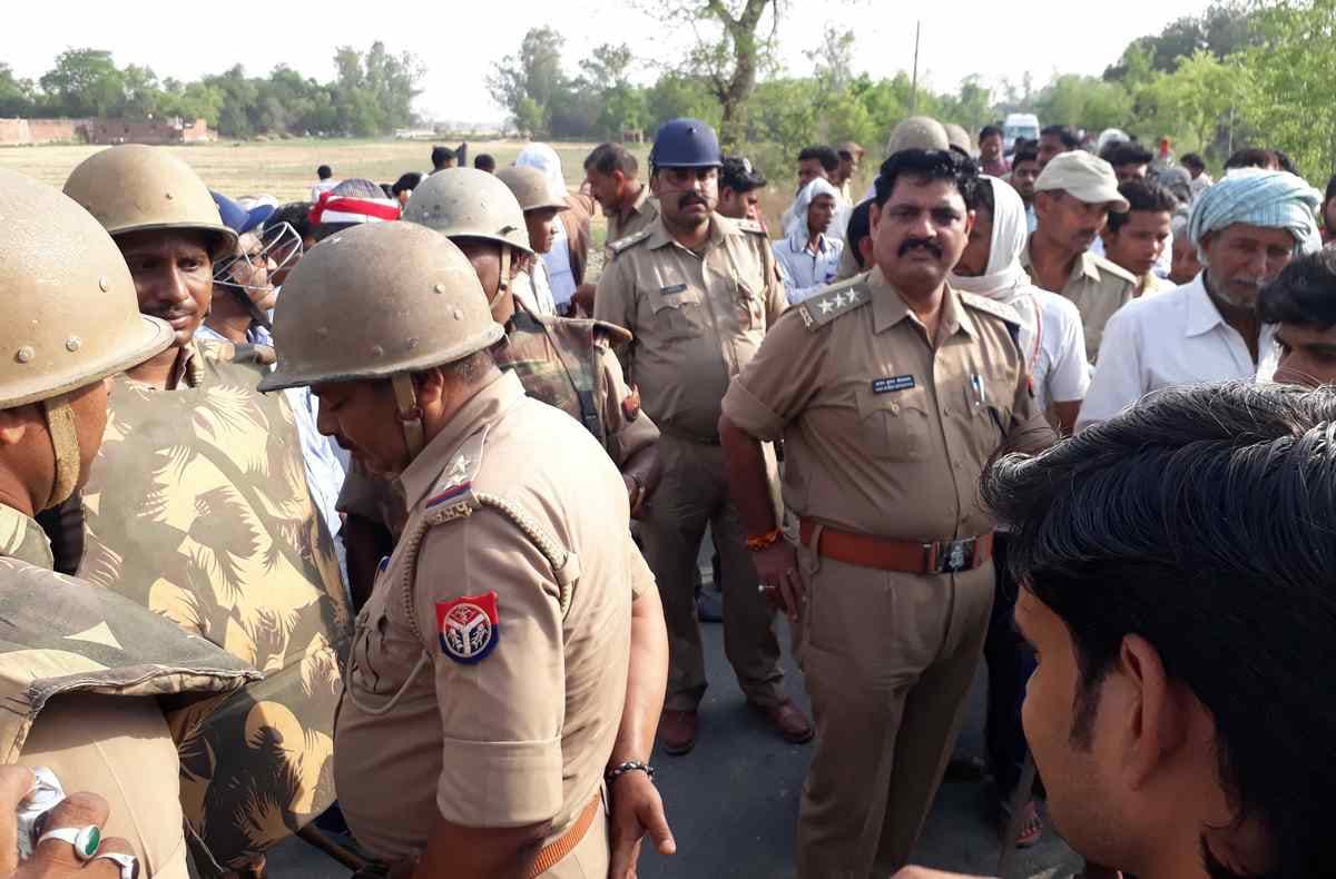UP police and villagers clash at jaunpur after woman killed in road accident