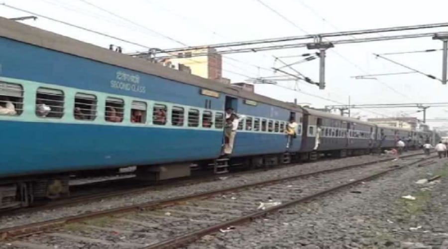 CRPF jawan's looted in train in Baghpat
