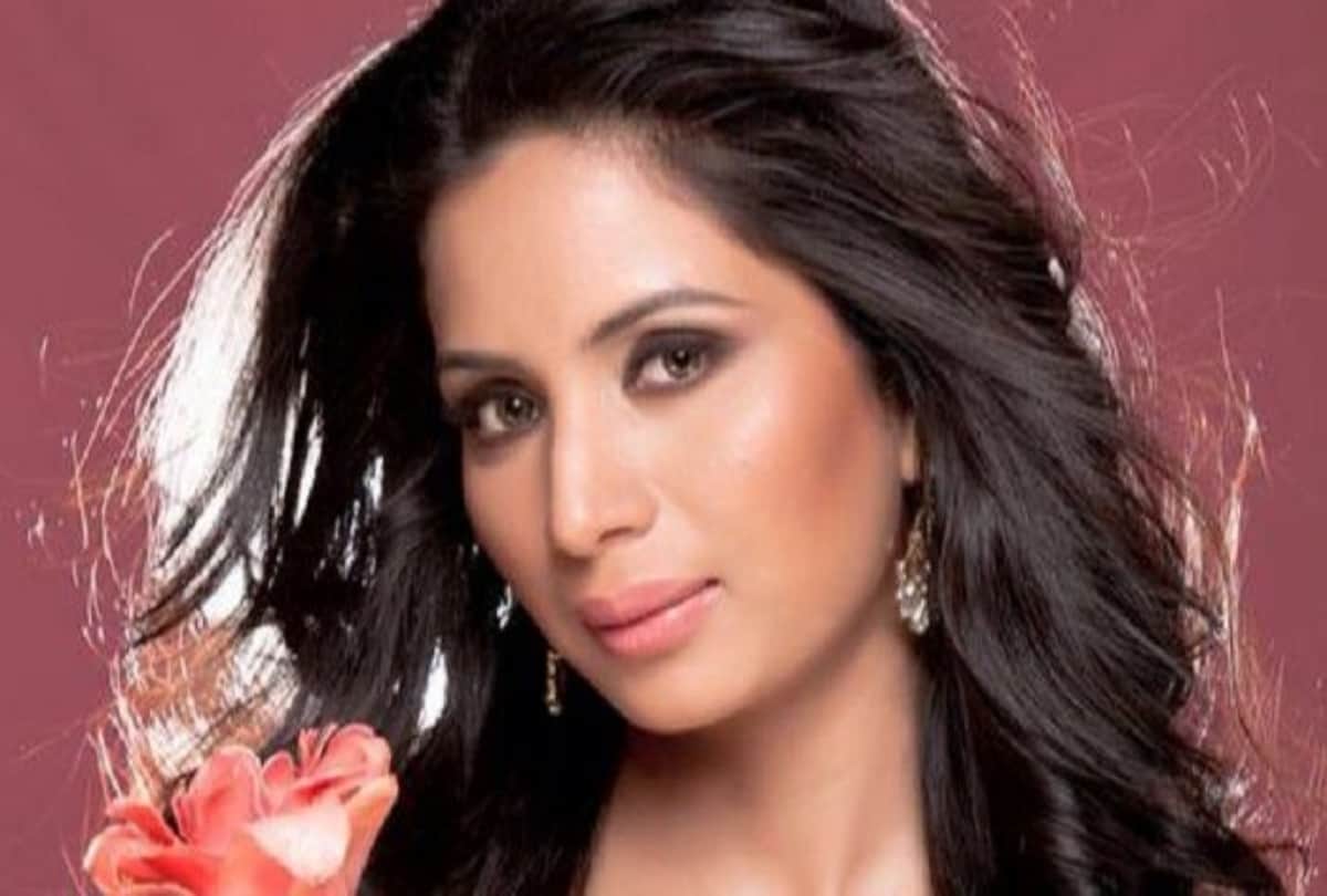 Bollywood Actress Mallika Rajput Resigns FRom The BJP Over Kathua And Unnao Rape Cases  