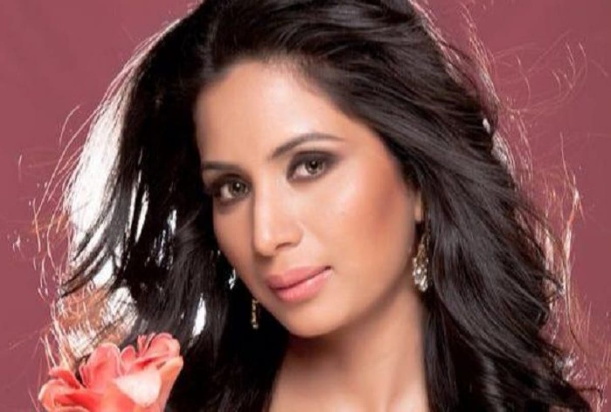 Bollywood Actress Mallika Rajput Resigns FRom The BJP Over Kathua And Unnao Rape Cases  
