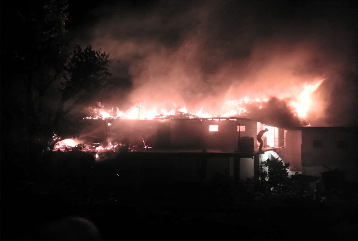 house and cowshed gutted in fire at mandi and solan himachal