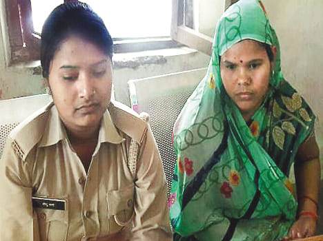 महिला आरक्षी के साथ बैठी आरोपी पत्नी नीलू।