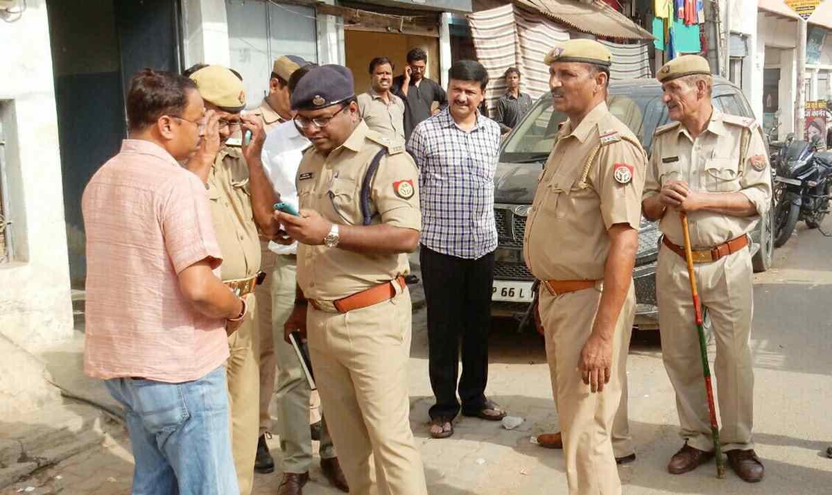 Sixteen lakh rupees stole breaking glass of car in bhadohi