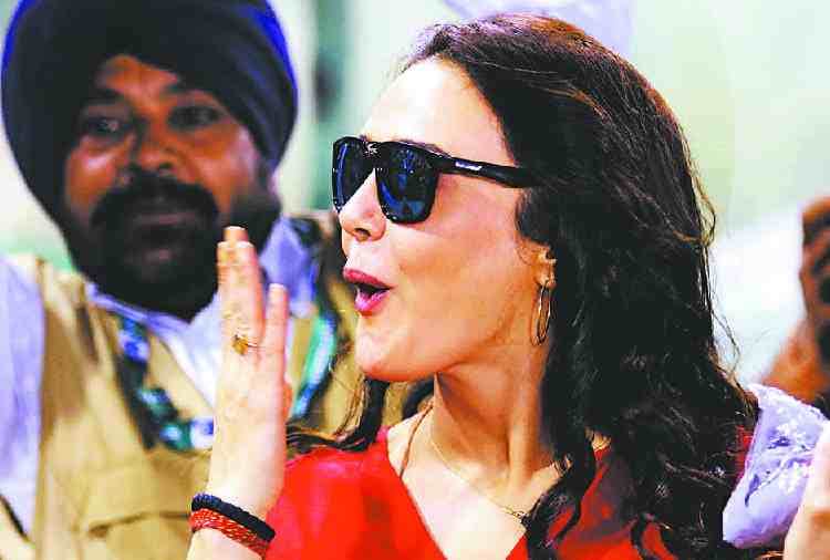 Preity Zinta hot photos, chris gayle, ipl match, kings XI punjab 