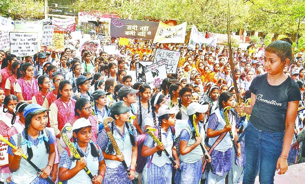 agra students protest against rape case 