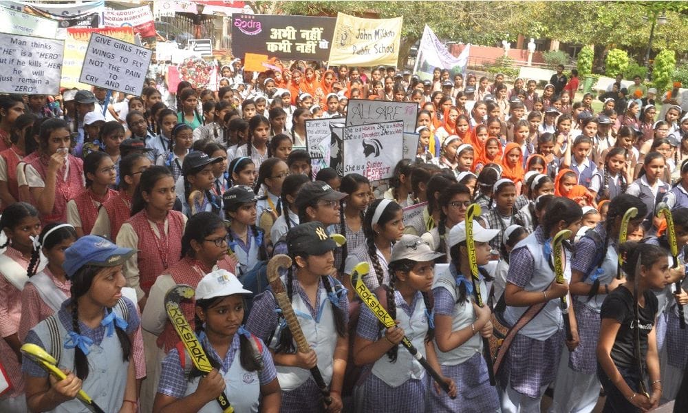 agra students protest against rape case 