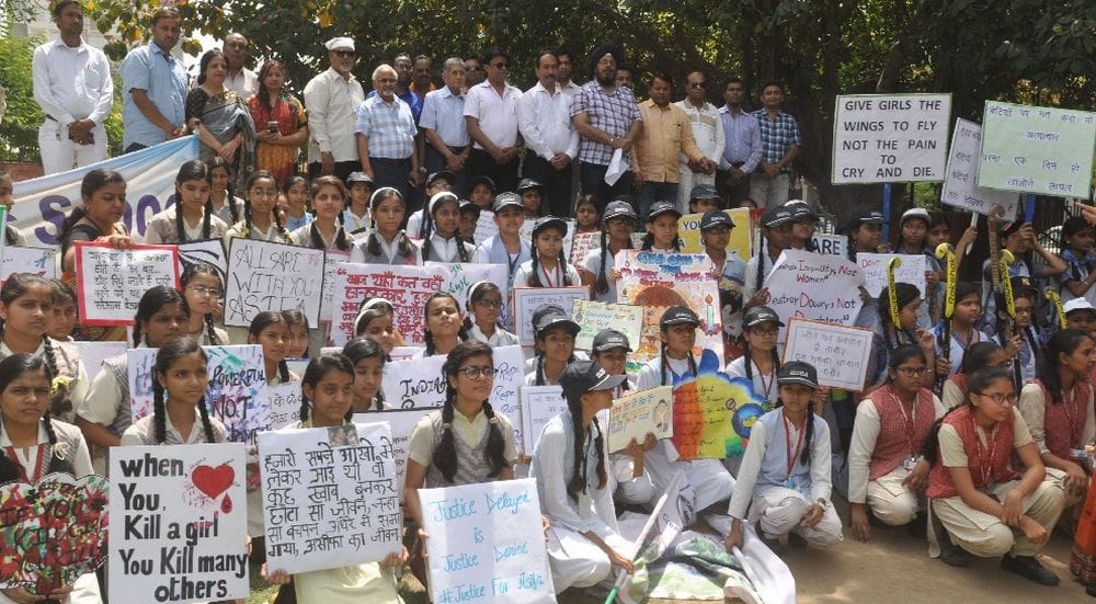 agra students protest against rape case 