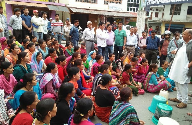 ladies said enough, traffic jam against no water supply