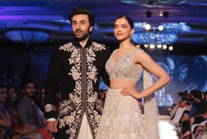 ranbir kapoor and deepika padukone ramp walk together for manish malhotra in mijwan fashion event 